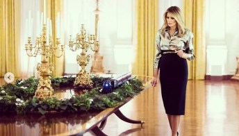 Melania Trump, look d’oro per gli ultimi addobbi di Natale