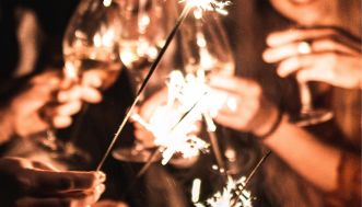 8 idee super originali (low cost e last minute) su come passare la serata di Capodanno: il divertimento è assicurato