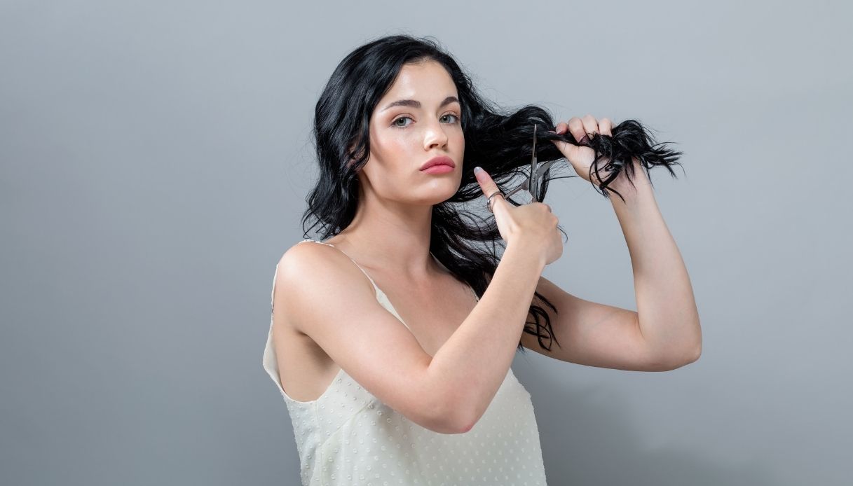 La guida per tagliare i capelli da sola a casa: consigli e come fare