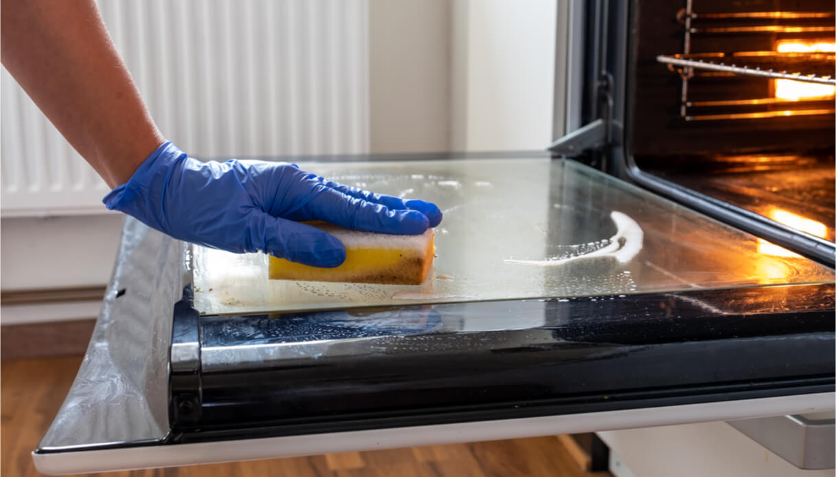 Come pulire il vetro del forno: cosa usare e come fare