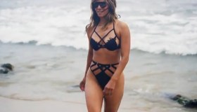 Halle Berry, in costume a 54 anni lascia senza fiato