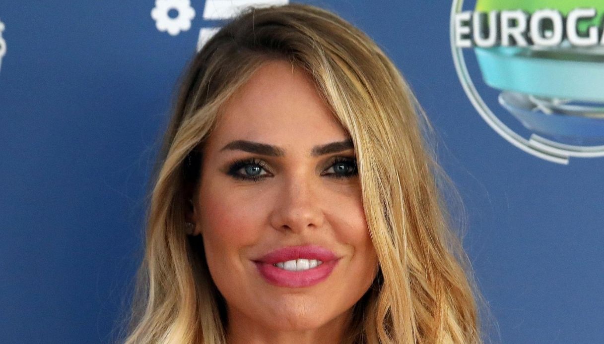 Ilary Blasi ironizza su Barbara D’Urso e Maria De Filippi e commenta su Instagram i loro look