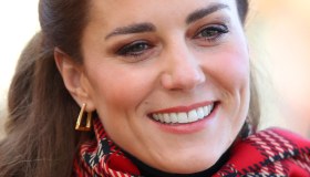 Kate Middleton in rosso è una favola e non rinuncia alla tradizione di Natale
