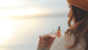 E quando non sarò più al tuo fianco, mandami un bacio nel vento e lo sentirò