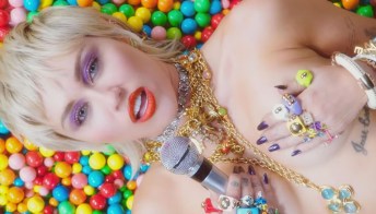 Miley Cyrus nuda su Rolling Stone: “La mia vita tra eccessi e provocazioni”