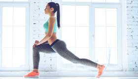Esercizi di stretching per addominali e glutei