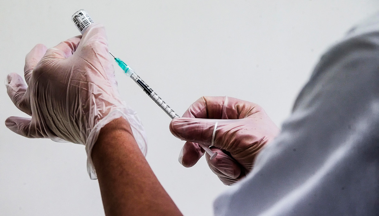 Vaccino Covit-19: cosa devi sapere su calendario, priorità e rischi