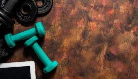 Allenamento con i pesi: benefici e scheda di esempio