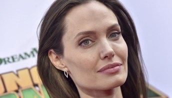 Angelina Jolie al supermercato con il figlio: senza trucco e in total black