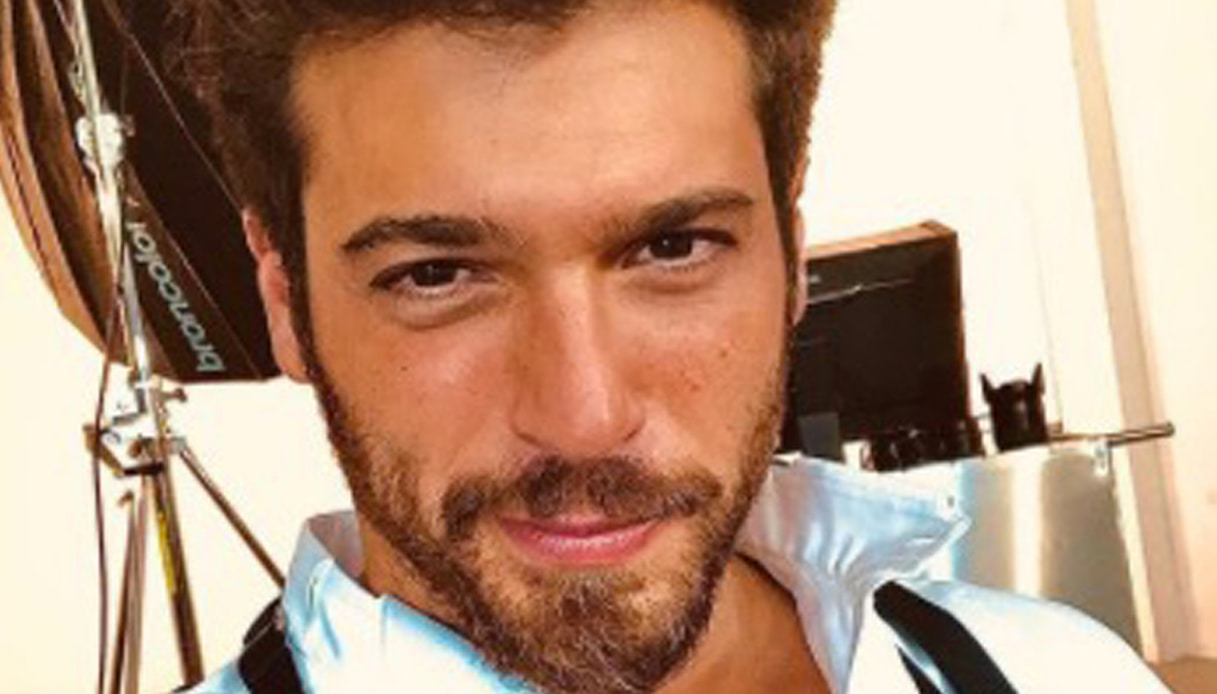 Can Yaman in Italia per lavorare con la Gerini e Argentero: caos e multe