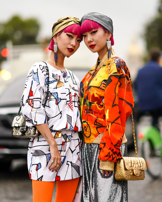 Modelle gemelle asiatiche con look estroversi e turbante in testa