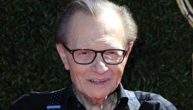 Addio a Larry King, celebre conduttore tv: intervistò Lady Gaga, Obama e Madonna