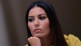 Elisabetta Gregoraci, piccolo infortunio a Dubai per scattare una foto originale