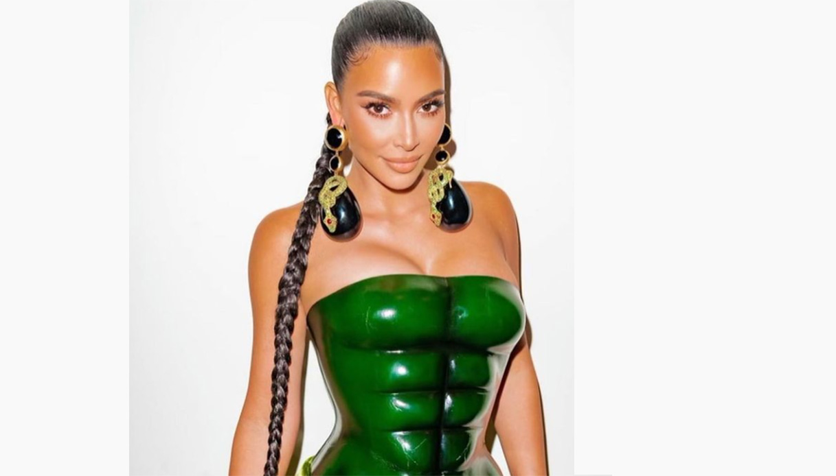 Kim Kardashian, tutto sull'abito pazzesco sfoggiato a Natale (già in trend)