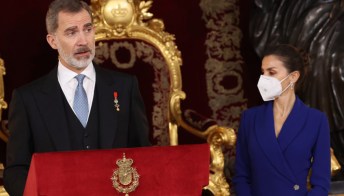 Letizia di Spagna con l’abito-blazer conquista il Corpo Diplomatico