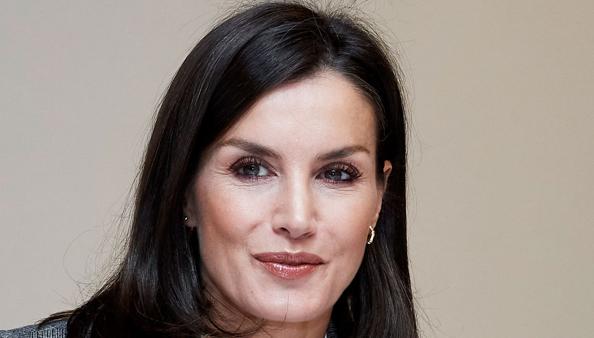 Letizia di Spagna, il look oversize e spento non convince