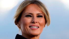 Melania Trump, il look dell’addio è da favola e la borsa vale 70mila dollari. Ivanka piange