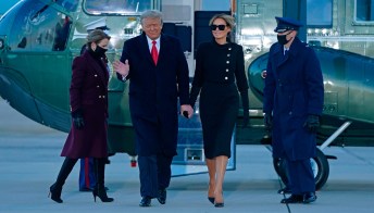 Melania Trump, il look nero dell’addio è da favola. Ivanka in bianco