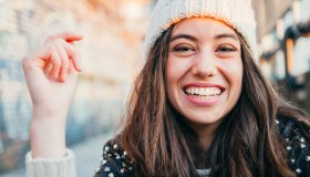 Sei bella, la poesia di Angelo De Pascalis che celebra l’universo femminile