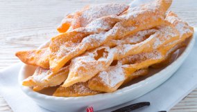 Chiacchiere di carnevale con pochi grassi e zucchero