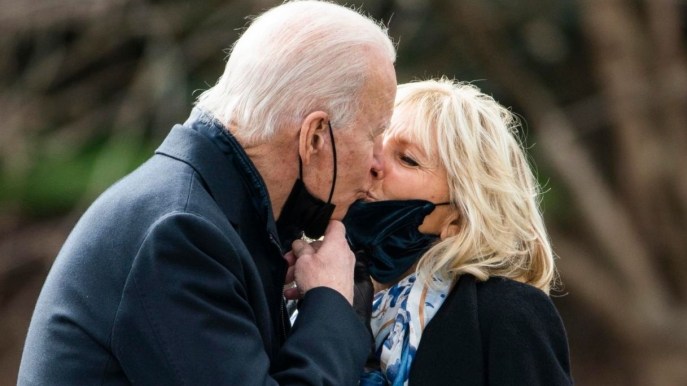 Joe e Jill Biden, quel bacio che li rende così diversi e così vicini