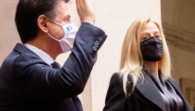 Olivia Paladino mano nella mano con Conte: il look impeccabile e il saluto
