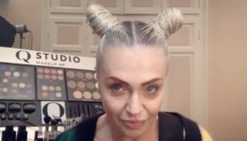Paola Barale, space buns e sopracciglia glitterate su Instagram lascia senza fiato