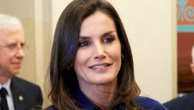 Letizia di Spagna scopre braccia e gambe e incanta con la gonna del potere
