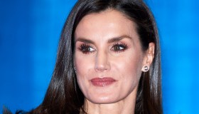 Letizia di Spagna slitta l’agenda e salva l’abito a coriandoli da 100 euro