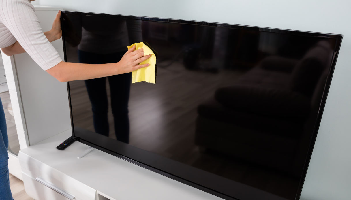 Come pulire schermo TV in modo sicuro 