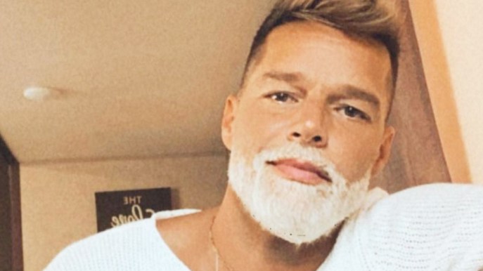 Ricky Martin sorprende su Instagram con un nuovo look “platinato”