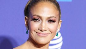 Jennifer Lopez si mostra (ancora) senza filtri e toglie il fiato