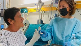 Gianni Morandi, su Instagram la foto con Anna dall’ospedale