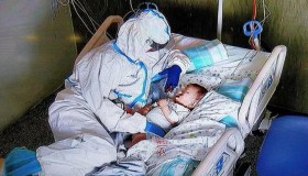 La carezza dell’infermiera al bambino malato di Covid è un’instantanea di umanità