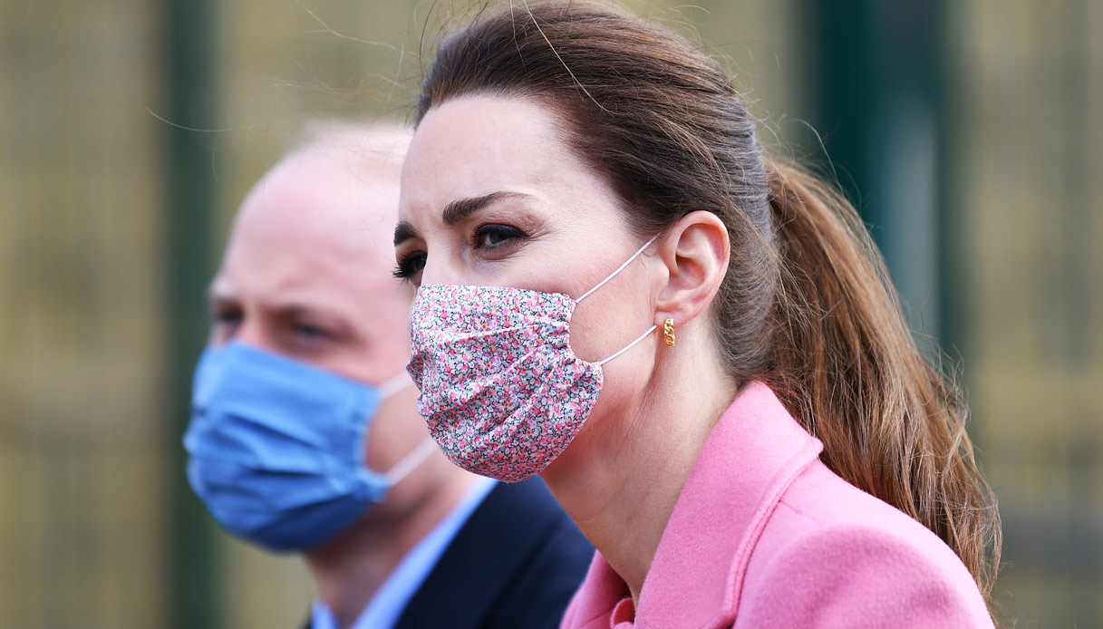 Kate Middleton si veste di rosa ma è cupa e William furioso risponde a Harry