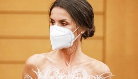 Letizia di Spagna seduce Andorra col bustier di piume e mostra i muscoli
