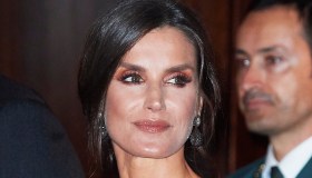 Letizia di Spagna splendida: il top con maxi maniche è leggendario