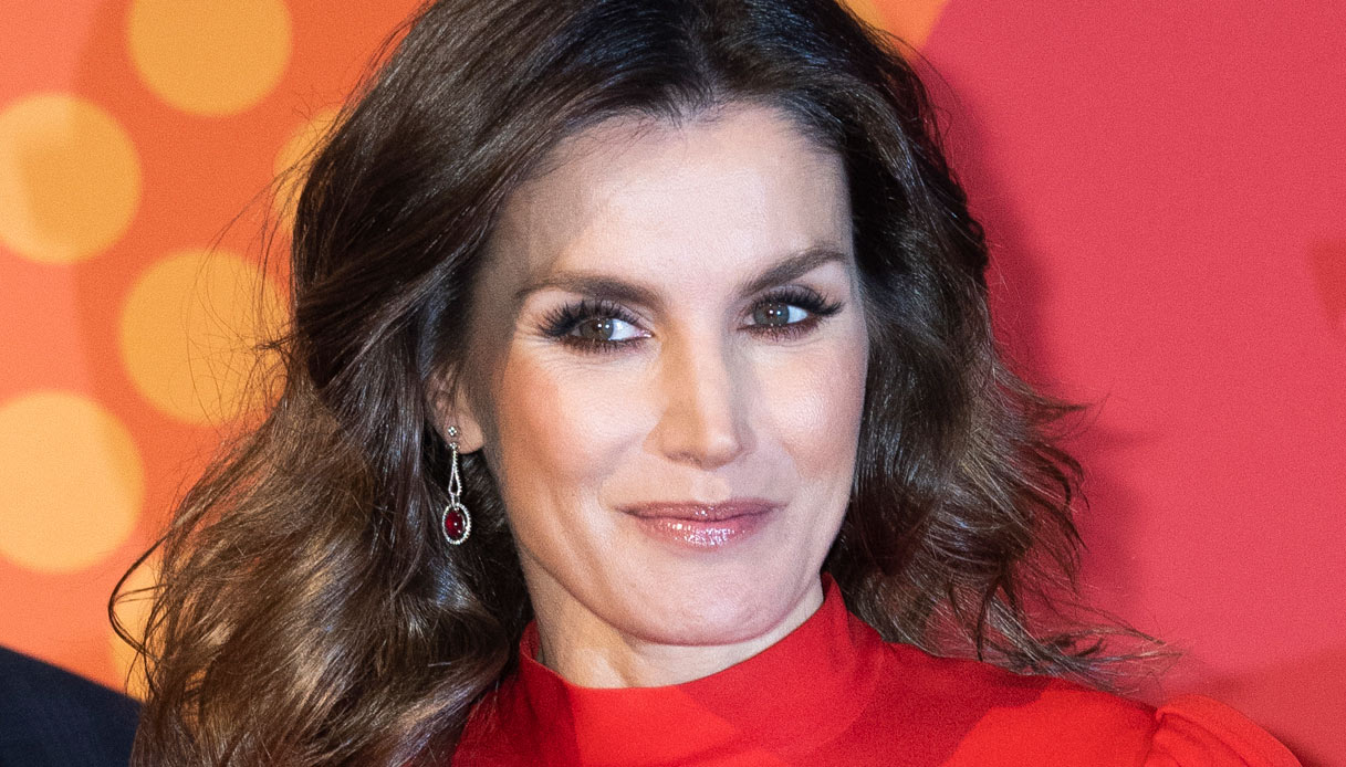 Letizia di Spagna in red: dares with maxi pants and sets the trend