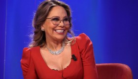 Ornella Muti, abito rosso da sogno al Maurizio Costanzo Show