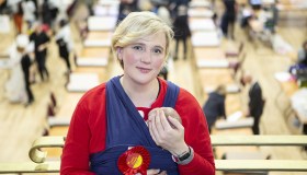 Stella Creasy, la parlamentare inglese che lotta per i diritti della maternità