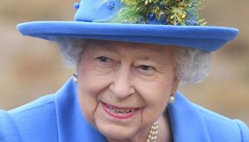 La Regina toglie il lutto ma non dimentica: l’omaggio sul cuore per Filippo