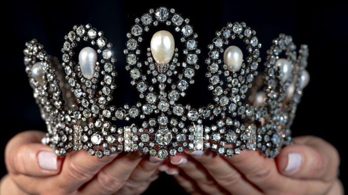 Tiara dei Savoia all’asta: si può provare su Instagram in 3D