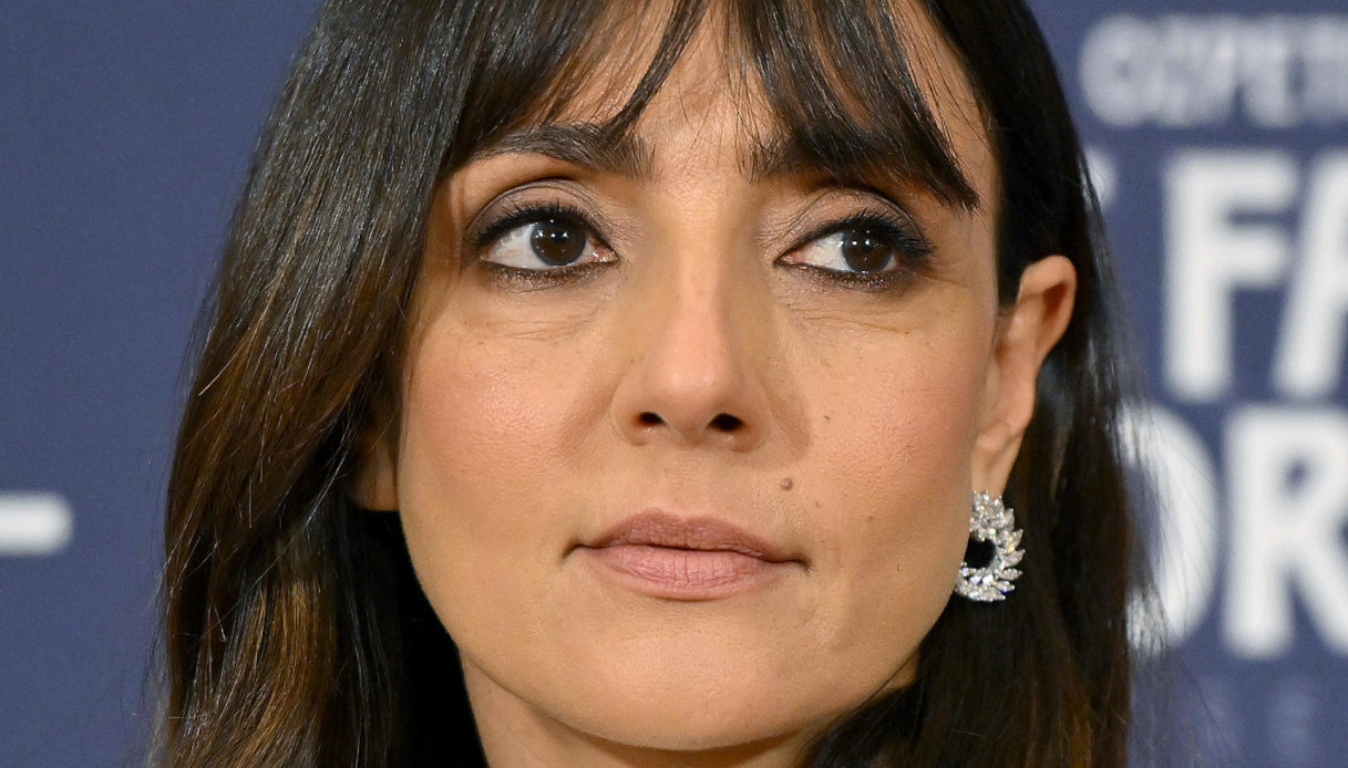 Ambra Angiolini compie 44 anni e fa sfoggio di tutta la sua ironia