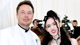Chi è Grimes, la compagna di Elon Musk con le “cicatrici aliene”