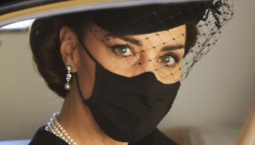 Kate Middleton, il look a lutto rivela il suo potere. Collana di perle compresa