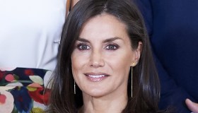 Letizia di Spagna, l’abito blu zaffiro da 80 euro che tutte possiamo indossare