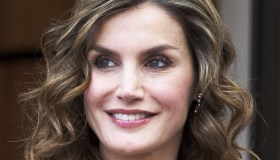 Letizia di Spagna sorprende col blazer etnico di 6 anni fa e fa tendenza