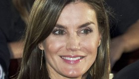 Letizia di Spagna rilancia l’abito in denim e annienta Meghan Markle