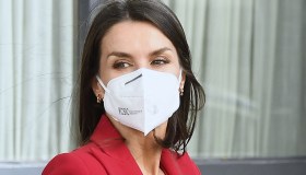 Letizia di Spagna in rosso è uno schianto, ma la scena è imbarazzante