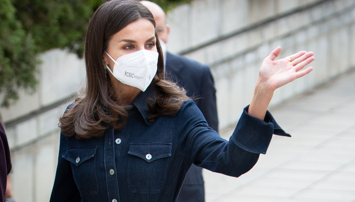 Letizia di Spagna, l'abito denim di tendenza